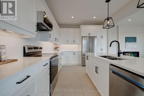 6465 Royal Magnolia Avenue, London, ON - Indoor Photo Showing Kitchen With Double Sink With Upgraded Kitchen