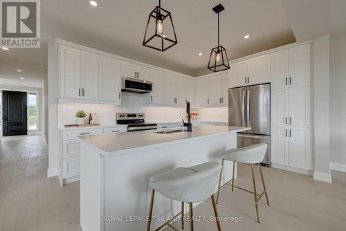 6465 Royal Magnolia Avenue, London, ON - Indoor Photo Showing Kitchen With Upgraded Kitchen