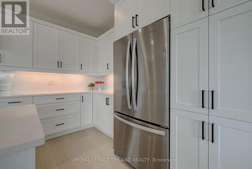 6465 Royal Magnolia Avenue, London, ON - Indoor Photo Showing Kitchen