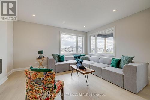 6465 Royal Magnolia Avenue, London, ON - Indoor Photo Showing Living Room