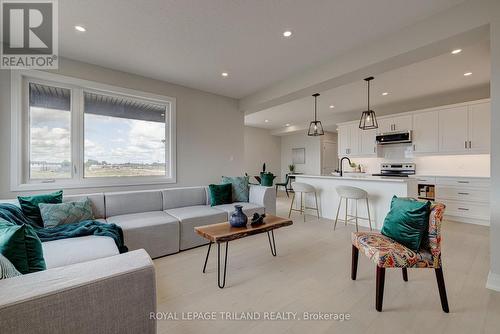 6465 Royal Magnolia Avenue, London, ON - Indoor Photo Showing Living Room