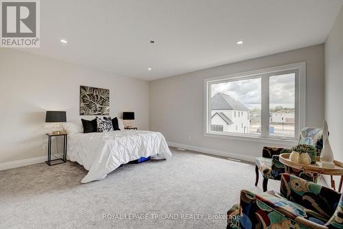 6465 Royal Magnolia Avenue, London, ON - Indoor Photo Showing Bedroom