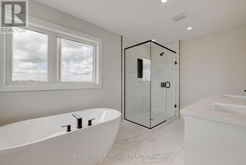 6465 Royal Magnolia Avenue, London, ON - Indoor Photo Showing Bathroom