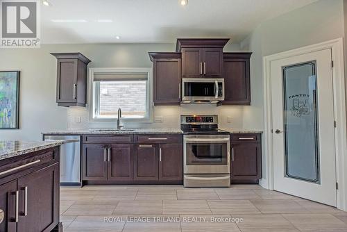 2349 Dauncey Crescent, London, ON - Indoor Photo Showing Kitchen With Upgraded Kitchen