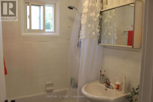 1166 St Louis Avenue, Windsor, ON - Indoor Photo Showing Bathroom