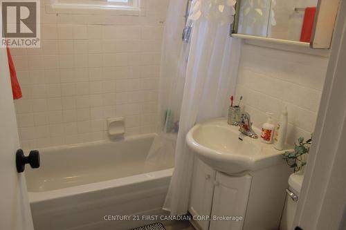 1166 St Louis Avenue, Windsor, ON - Indoor Photo Showing Bathroom