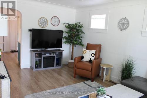 1166 St Louis Avenue, Windsor, ON - Indoor Photo Showing Living Room