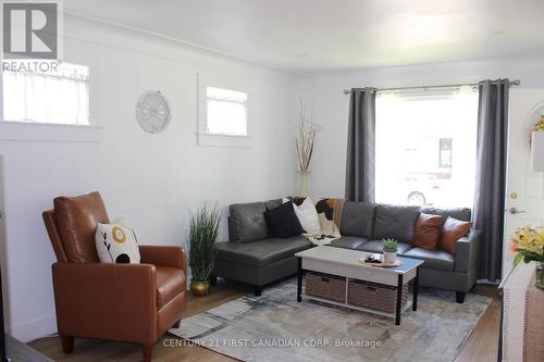 1166 St Louis Avenue, Windsor, ON - Indoor Photo Showing Living Room