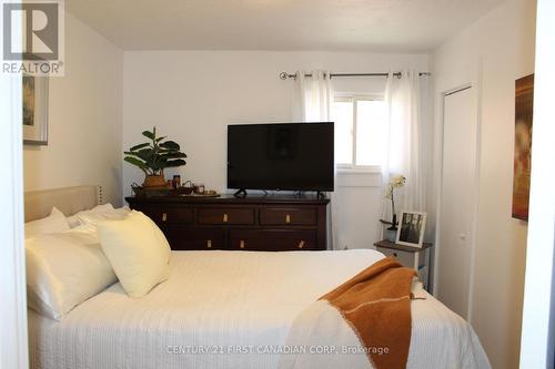 1166 St Louis Avenue, Windsor, ON - Indoor Photo Showing Bedroom