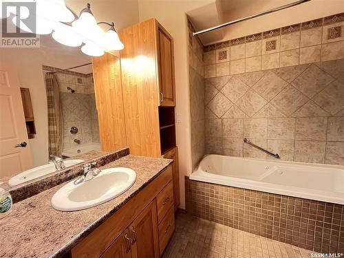 113 Lonsdale Street, Maple Creek, SK - Indoor Photo Showing Bathroom