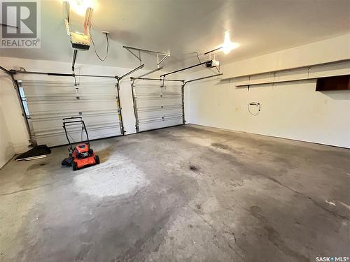 113 Lonsdale Street, Maple Creek, SK - Indoor Photo Showing Garage