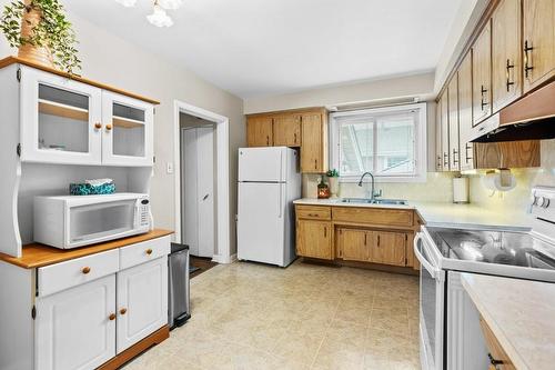 62 Cloke Court, Hamilton, ON - Indoor Photo Showing Kitchen With Double Sink