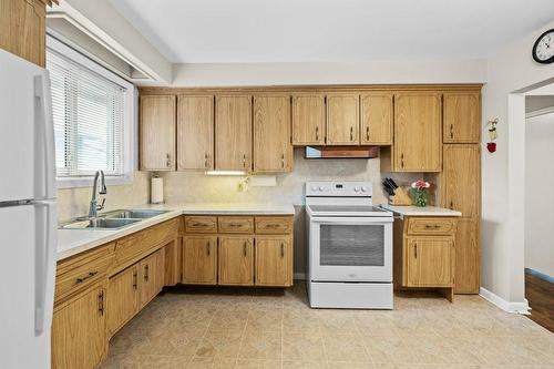 62 Cloke Court, Hamilton, ON - Indoor Photo Showing Kitchen With Double Sink