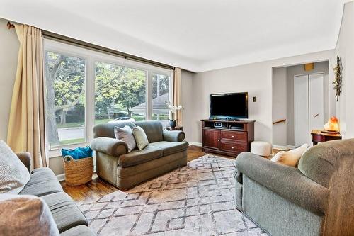 62 Cloke Court, Hamilton, ON - Indoor Photo Showing Living Room