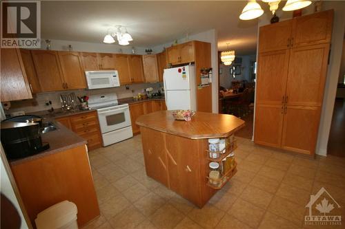 144 Sandra Crescent, Clarence-Rockland, ON - Indoor Photo Showing Kitchen With Double Sink