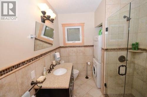 3005 26 Street, Vernon, BC - Indoor Photo Showing Bathroom