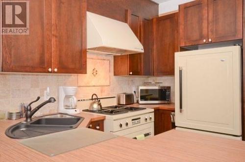 3005 26 Street, Vernon, BC - Indoor Photo Showing Kitchen With Double Sink