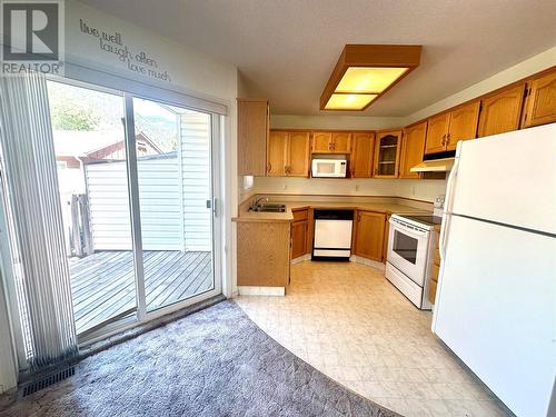 615 6Th Avenue Unit# 4, Keremeos, BC - Indoor Photo Showing Kitchen