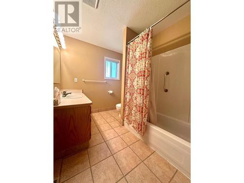 615 6Th Avenue Unit# 4, Keremeos, BC - Indoor Photo Showing Bathroom