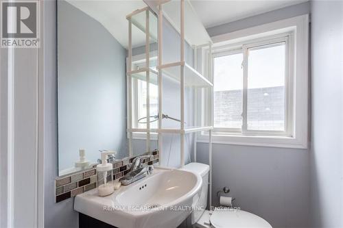 157 Weir Street N, Hamilton, ON - Indoor Photo Showing Bathroom