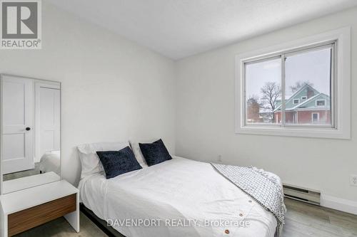 77 Lancaster Street W, Kitchener, ON - Indoor Photo Showing Bedroom