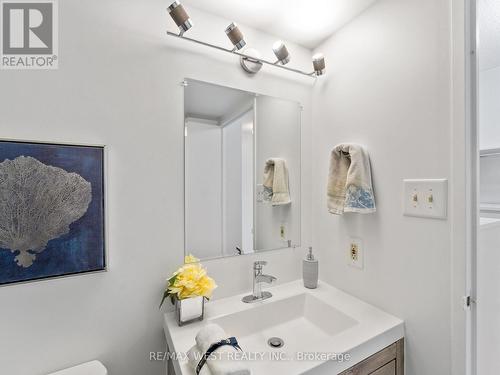 806 - 2470 Eglinton Avenue W, Toronto, ON - Indoor Photo Showing Bathroom