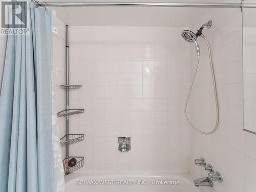 806 - 2470 Eglinton Avenue W, Toronto, ON - Indoor Photo Showing Bathroom