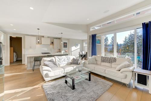 10335 Long Road, Lake Country, BC - Indoor Photo Showing Living Room