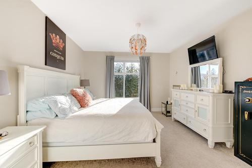 10335 Long Road, Lake Country, BC - Indoor Photo Showing Bedroom