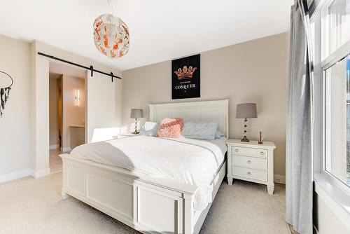 10335 Long Road, Lake Country, BC - Indoor Photo Showing Bedroom