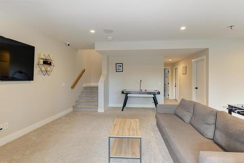 10335 Long Road, Lake Country, BC - Indoor Photo Showing Living Room