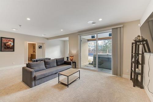 10335 Long Road, Lake Country, BC - Indoor Photo Showing Living Room