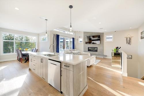 10335 Long Road, Lake Country, BC - Indoor Photo Showing Kitchen With Double Sink