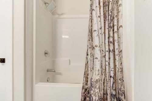 10335 Long Road, Lake Country, BC - Indoor Photo Showing Bathroom