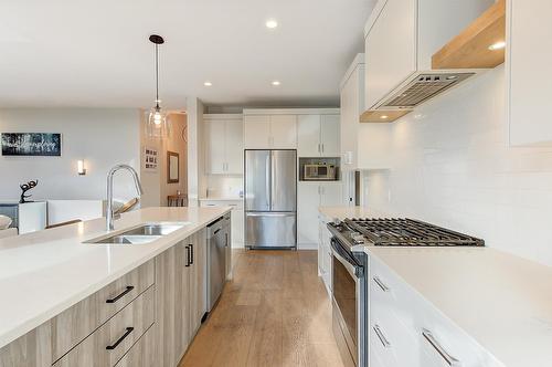 10335 Long Road, Lake Country, BC - Indoor Photo Showing Kitchen With Double Sink With Upgraded Kitchen