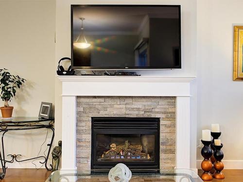 2171 Mimosa Drive, West Kelowna, BC - Indoor Photo Showing Living Room With Fireplace