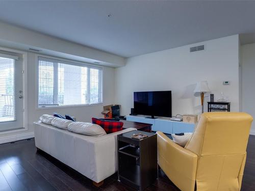 1108-3168 Via Centrale Road, Kelowna, BC - Indoor Photo Showing Living Room