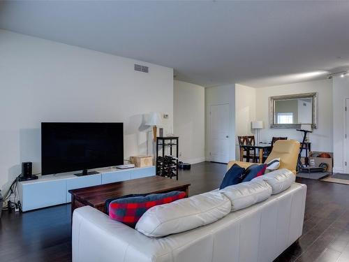 1108-3168 Via Centrale Road, Kelowna, BC - Indoor Photo Showing Living Room