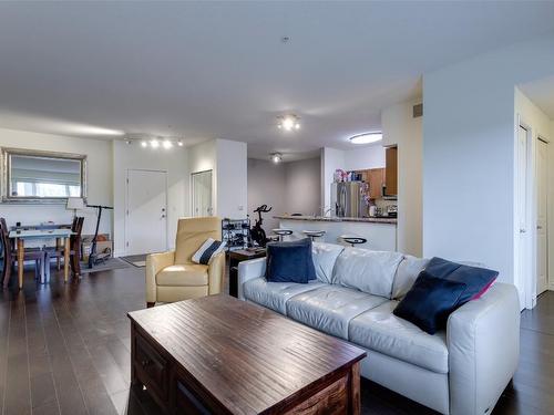 1108-3168 Via Centrale Road, Kelowna, BC - Indoor Photo Showing Living Room