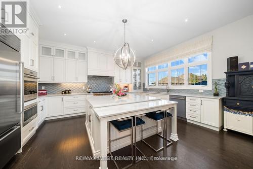 7 Castle Mountain Court, King, ON - Indoor Photo Showing Kitchen With Upgraded Kitchen