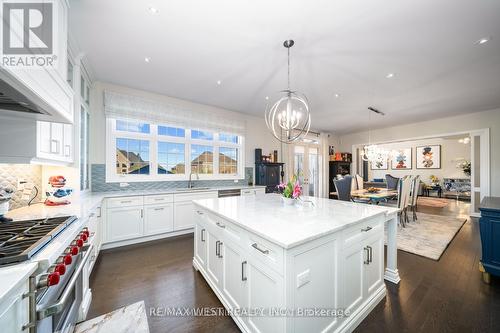 7 Castle Mountain Court, King, ON - Indoor Photo Showing Kitchen With Upgraded Kitchen