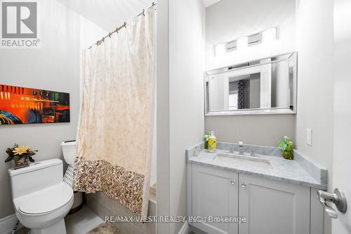 7 Castle Mountain Court, King, ON - Indoor Photo Showing Bathroom