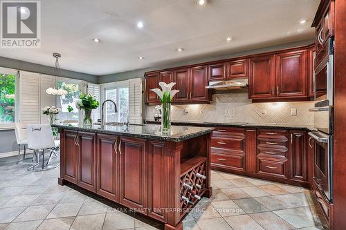 1846 Paddock Crescent, Mississauga, ON - Indoor Photo Showing Kitchen With Upgraded Kitchen