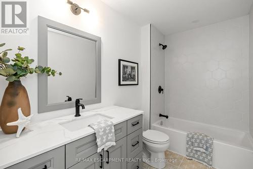 2176 Fairchild Boulevard, Burlington, ON - Indoor Photo Showing Bathroom