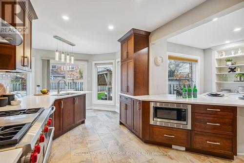 16 Grasett Crescent, Barrie (West Bayfield), ON - Indoor Photo Showing Kitchen With Upgraded Kitchen