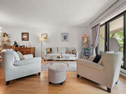 Salon - F-2-5955 Av. Wilderton, Montréal (Côte-Des-Neiges/Notre-Dame-De-Grâce), QC - Indoor Photo Showing Living Room