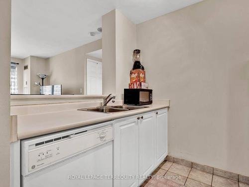 1215-1 Lee Centre Dr, Toronto, ON - Indoor Photo Showing Kitchen With Double Sink