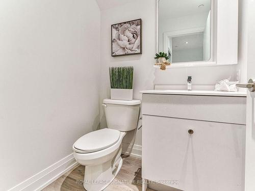 Th105-75 Canterbury Pl, Toronto, ON - Indoor Photo Showing Bathroom