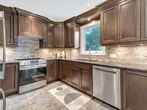 6796 Barrisdale Dr, Mississauga, ON - Indoor Photo Showing Kitchen With Upgraded Kitchen