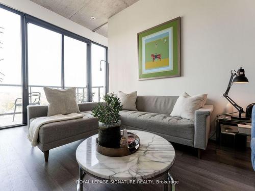 704-7 Smith Cres, Toronto, ON - Indoor Photo Showing Living Room